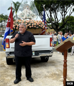 El padre José Joaquín Espino, rector del Santuario de la Ermita de la Caridad, en la procesión de la imagen de la Virgen de la Caridad del Cobre.