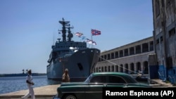 Un marinero cubano pasa junto al buque de la Armada rusa, Perekop, en la Bahía de La Habana, Cuba, el martes 11 de julio de 2023.