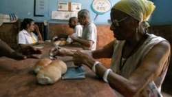 "Ahorita nos darán un pan de cumpleaños", cubanos protestan por reducción del tamaño del pan