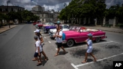 "A pesar del aspaviento con el turismo ruso, el crecimiento de enero a mayo del 2024, versus igual período de 2023, fue muy modesto", dijo el economista Pedro Monreal / (Foto AP/Ramón Espinosa)