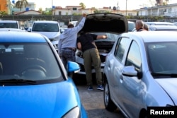 Potenciales compradores de autos inspeccionan un automóvil en La Habana, Cuba, el 25 de febrero del 2020.