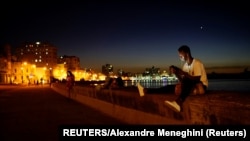 Un cubano se conecta a Internet en el Malecón de La Habana. (REUTERS/Alexandre Meneghini, Archivo)