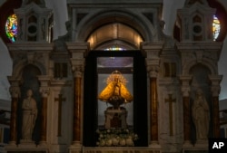 La Virgen en la Basílica Santuario Nacional consagrada a la Patrona de Cuba, en El Cobre, Santiago de Cuba.